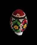 Antigo e diferente ovo artesanal ucraniano, conhecido como pysanka decorado com contas coloridas. Medida 6,5cm.