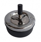 Antigo cinzeiro de pressão em metal.