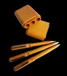 Três canetas MARKSMAN sendo uma delas tinteiro, todas acondicionadas em estojo original.