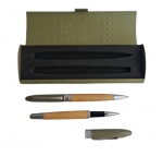 Jogo de duas canetas com estojo original, marca não identificada.