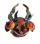 Máscara Bolviana, cohecida com máscara diablada, confeccionada em folha de flandes com rica policromia. Medida.......