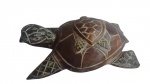 Tartaruga esculpida em bloco de madeira com esmero de entalhes. Medidas 23x16x8cm