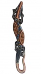 Grande lagarto para parede em bloco de madeira ricamente policromado. Medida 78 cm.