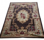 Grande tapete com medalhão central, provavelmente de confecção industrial. Medida 185x135. VEJA FOTO EXTRA.