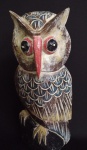 Grande coruja esculpida em bloco de madeira. Medida 39 cm de altura.