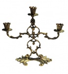 Antigo e elegante candelabro em bronze, com três braços e desenhos cinzelados. Medidas 28x30cm.