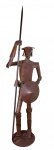 Dom Quixote. Escultura executada em ferro acompanhada dos elementos do personagem, como lança longa,