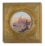 Robusto porta joias em bronze ricamente lavrado com motivos vegetalistas, em formato quadrangular. T