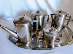 Conjunto serviço chá e café c/ 4 peças em inox "Wolffi" sendo bule café/ bule chá/ bule leite e açucareiro acompanha bandeja. Ótimo estado.
