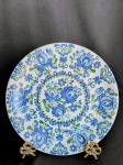 Prato decorativo pintado a mão flores e folha em tons de azul, 25 cm diametro.