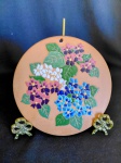 Placa p/ parede em ceramica c/ decoração floral em relevo, 19 cm diametro.