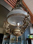 Luminária teto pendente c/ estrutura de bronze em arabiscos e globo em vidro acidado estilo lampião.