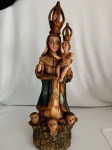 Escutura de Nossa Senhora do Carmo trabalhada em terracota criada por Irmã Lúcia que viveu em confinamento elaborando imagens sacras. Com policromia envelhecida. 47 cm alt X 16x16 cm base.