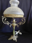 Abajur em bronze estilo vitoriano. Base ornamentada com motivos florais e volutas. Cúpula em vidro acidado com lapidação floral e ramos de trigo, em formato de tulipa. Medidas: 50 cm de altura x 28 cm de diâmetro.