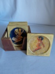 Conjunto porta-copos em madeira com 6 peças estilo country, retratando figuras femininas em poses artísticas.