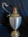 Jarra em metal prateado com bojo em vidro moldado com esferas. Alça trabalhada em arabescos. Medidas: 30 cm de altura x 11 cm de diâmetro do bojo.