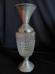 Vaso tipo ânfora em metal prateado com bojo em vidro moldado com esferas. Medidas: 29 cm de altura x 11 cm de diâmetro do bojo.