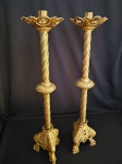Par de castiçais estilo império em bronze, com colunas espiraladas e base trípode ricamente trabalhada. Medidas: 52 cm de altura.