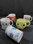 5 canecas chocolate em porcelana com vários modelos e marcas.