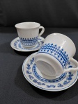 2 xícaras chá chocolate em porcelana brana com pintura na cor azul cobalto. "Porcelana Schimit "