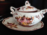 Antiga sopeira com bandeja em procelanda cerâmica esmaltada estilo colonial. Pintura floral a mão nas cores rosa e marrom - pequeno bicado na tampa coberto por tinta marrom. Bandeja - 37 x 24 cmSopeira -  25 x 20 cm.