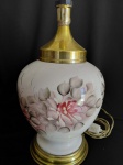 Base de abajur em procelana branca esmaltada com pintura feita a mão desenho de flores. Base e borda em metal dourado. 40 cms alt x 23 diametro.