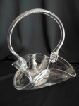 Cesta floreira em grosso vidro translucidao. Altura com alça 25 cm x 18 x 18 cm.
