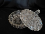 Baleiro bomboniere em vidro prensado translucido decorado por linhas caneladas e pega central na tampa. (década 50) diam. 19 cm x 14 cm alt com pega.