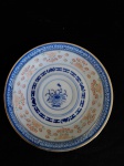 Prato decorativo em porcelana esmaltada com pintura manual nos tons azul e branco com cena retratando paisagem rural, com carruagem. Diam. 28 cm.