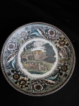 Prato decorativo em porcelana " Real"  com desenho de cena campestre com casarão vitoriano, borda com desenhos florais detalhados. Diam. 20 cm.