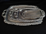 Conjunto 4 bandejas estilo provençal em metal, borda com motivos florais em relevo e alças trabalhadas med. maior 31 cm sem alça/ 44 cm com alça.Med. menor -  15 cm sem alça/ 21 cm com alça.
