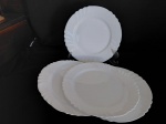 4 pratos rasos em vidro opaline na cor branca. Borda c/ linhas onduladas diam. 25 cm.