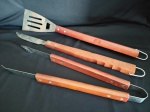 Kit utensilios para churrasco c/ cabo longo composto por pegador/ faca e espatula em aço inoxidavel e cabo em madeira.