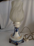 Abajur estilo "pata choca " c/ base em porcelana pintada em branco/ azul c/ detalhes dourados. Cúpula tulipa de vidro fosco c/ desenhos em relevo. Alt  45 cm c/ cúpula diam base 20 cm