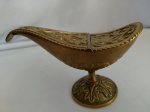 Naveta sacra em  bronze utilizado em cerimônias religiosas para guardar incenso.. Decoração floral e volutas em relevo. Alt 8,5 cmx13cm x6cm