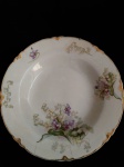 Prato decorativo em faiança inglesa c/ motivos florais em delicada policromia. Borda filetada em dourado. Diam. 23 cm - "Marcas tempo "