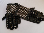 Luva em couro na cor preta estilo punk rock com aplicações em rebites cônicos e tachas cravadas. Tamanho M.