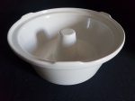 Forma refratária para bolo / pudim / manjar em porcelana esmaltada branca com furo no meio. Alt. 9cm x 22 diâmetro