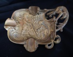 Antigo e pesado cinzeiro em bronze em rico cinzelado arrematando lateral elemento dragão. Peso : 0,540 gr. 17cm x 13 cm