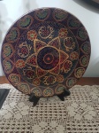 Prato decorativo em porcelana "Made in China" com rica pintura esmaltada e bela policromia. 30 cm diâmetro