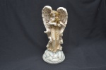 Anjo em gesso com suave policromia alt 24cmx10cm diâmetro base.