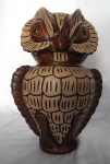 Escultura em terracota na figura de elegante coruja. Olhos de vidro. Alt. 30 x 20 x 15 cm