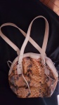 Bolsa feminina em couro ecológico imitando serpente com detalhes em couro na cor bege "Luz da Lua"