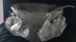 Antiga poncheira em vidrão com lapidação de folhas em alto relêvo. Acompanha 6 canecas com ganchos para sustentação, 1 concha em acrílico e 1 travessa funda que serve para elevação da poncheira ou outro uso. 9 peças. Medidas : 23 alt. x 32 diâm. borda