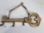 Porta chave em bronze com rico cinzelado com 3 suportes. 22 cm compr. x 13 cm altura