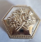 Porta anel em metal prateado tampa com flores em alto relêvo. Módulo sextavado
