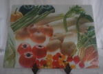 Bandeja mesa em vidro com estampa craquelada de legumes. 29 x 39