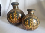 2 antigas botijas ditas indianas de metal com pintura artesanal em folhas. Marcas do tempo.