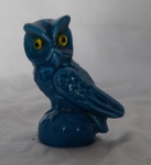 Bibelout em porcelana na figura de coruja / olhos de vidro na cor azul turqueza. Alt. 9 x 7 x 7 cm. Peça muito antiga