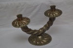 Antigo candelabro/castiçal em cobre com rico cinzelado por todo o corpo. Para 2 velas . Estilo indiano.alt 22cmx 36cmx17 diâmetro base